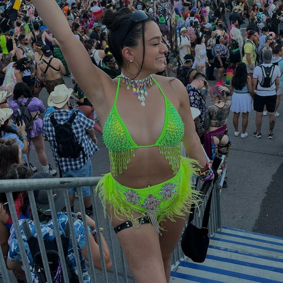 RAVE OUTFIT - Picture 3 of 4